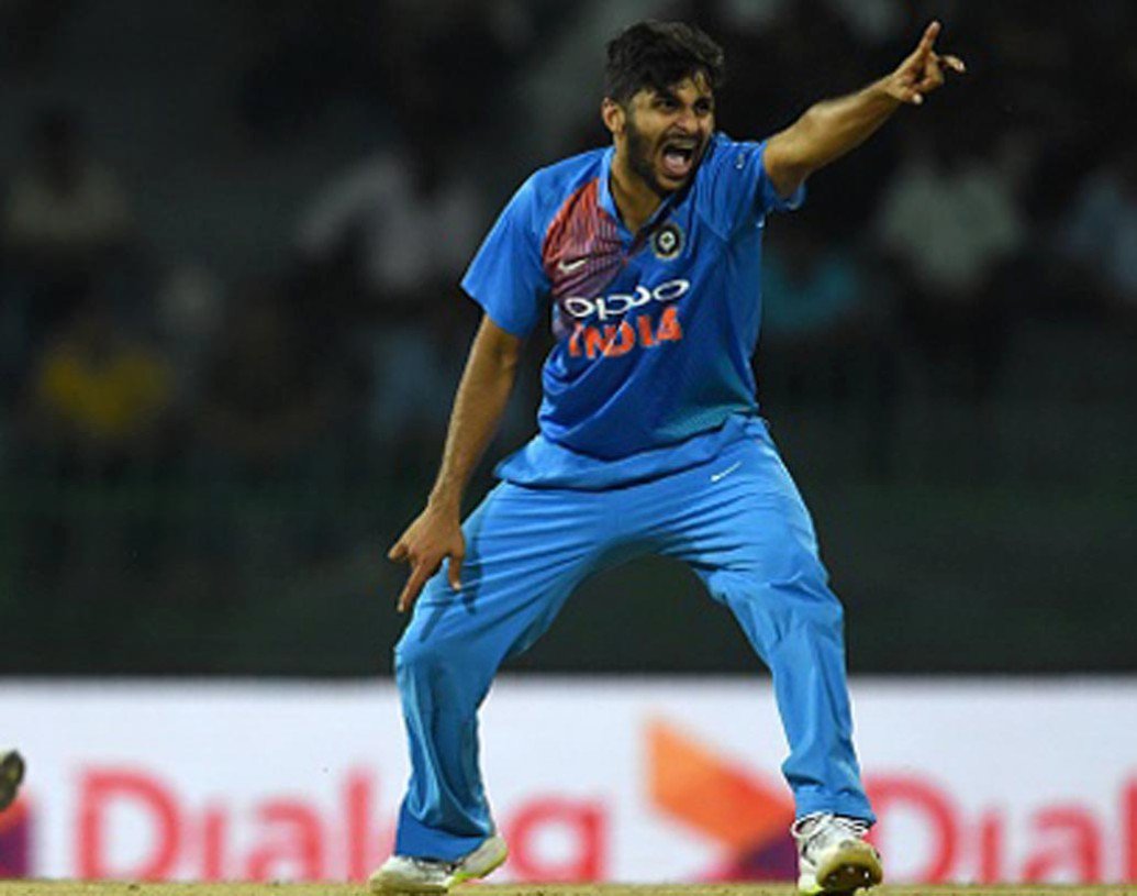 শার্দুল ঠাকুর — বাংলাদেশের বিরুদ্ধে টি টোয়েন্টি সিরিজে দলে এলেন শার্দুল ঠাকুর। নবদীপ সাইনির চোট থাকায় জাতীয় দলের দরজা খুলে যায় শার্দুলের জন্য। গত বছর ওয়েস্ট ইন্ডিজের বিরুদ্ধে টেস্ট অভিষেক ঘটেছিল তাঁর। ১০টি বল করার পরে চোট পেয়ে ছিটকে যেতে হয় তাঁকে। সাত সপ্তাহ রিহ্যাব করতে হয় তাঁকে। বাংলাদেশের বিরুদ্ধে টি টোয়েন্টি সিরিজে ফিরে এলেন তিনি। এ বার নিজেকে প্রমাণ করার পালা শার্দুলের।