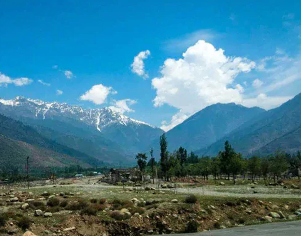 কাশ্মীরের ভেরিনাগ থেকে অপহরণ করা হয় মেজর সিংহকে। সাত দিন পরে তাঁর মৃতদেহ ফিরিয়ে দিয়েছিল হিজবুল মুজাহিদিন। মেজর সিংহকে পণবন্দি করার বদলে কয়েক জন বন্দি জঙ্গির মুক্তি দাবি করেছিল হিজবুল মুজাহিদিন। দাবি মেনে না নেওয়ার প্রত্যুত্তর ছিল মেজরের নিথর দেহ। (ছবি: সোশ্যাল মিডিয়া)