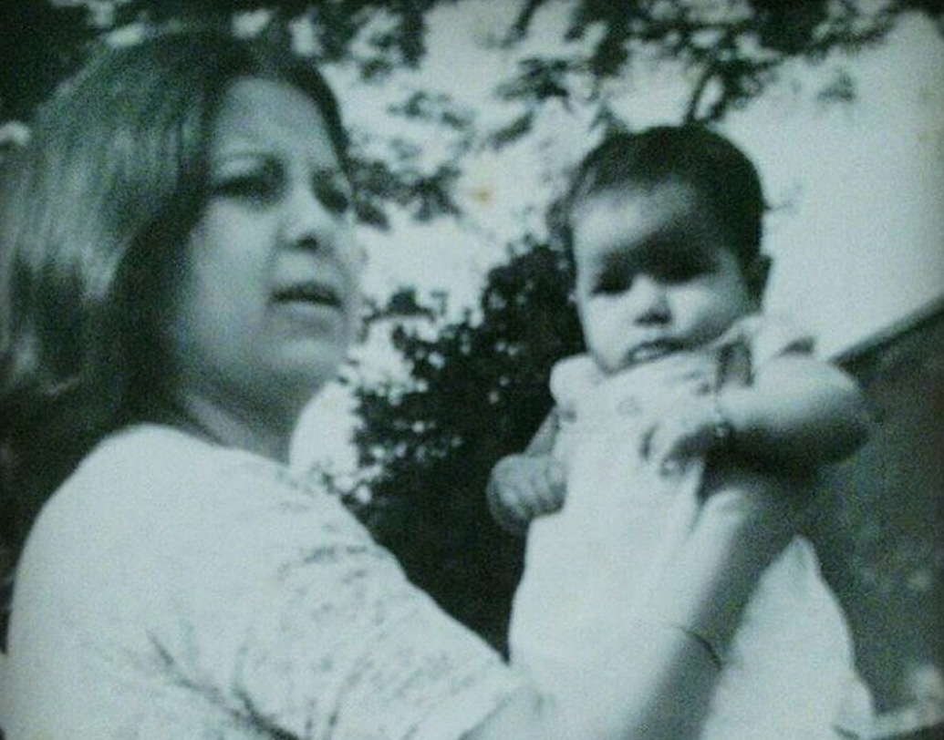 স্বামীর মৃত্যুর পরে দুই মেয়ে, নিমরত আর রুবিনাকে নিয়ে কিছুদিন নয়ডায় ছিলেন নিমরতের মা। তারপর তিনি নিজেদের নতুন ঠিকানায় চলে যান। (ছবি: সোশ্যাল মিডিয়া)