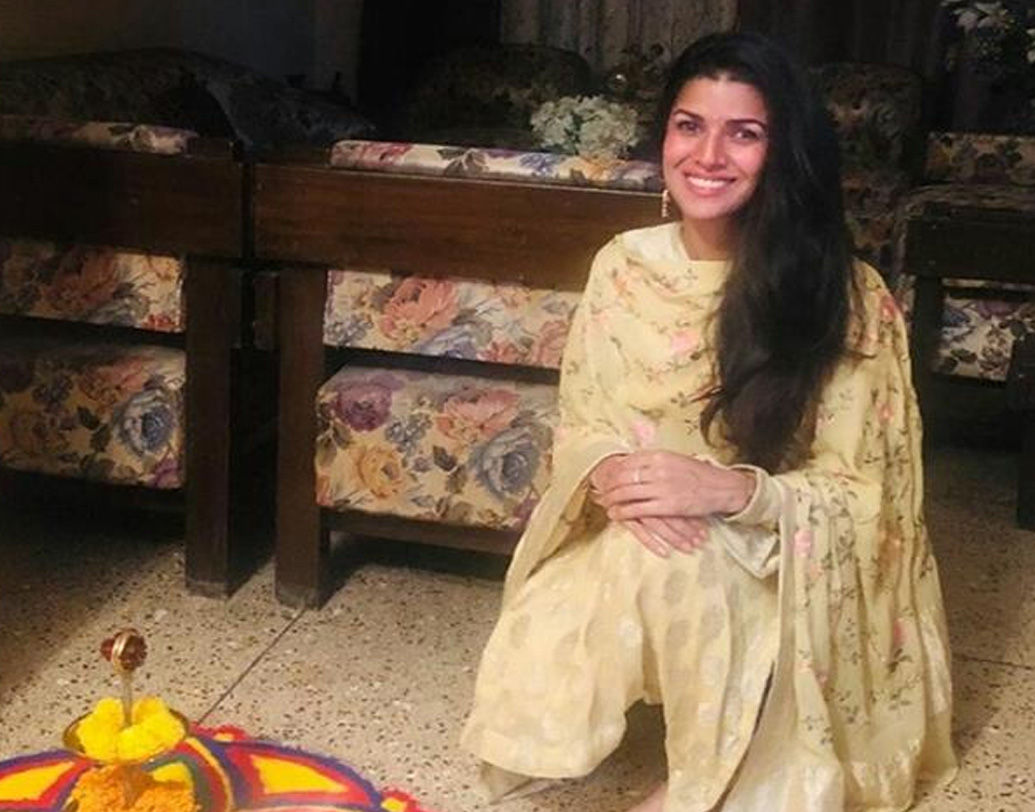 সরকারি ভাতা, সঞ্চয়ের দৌলতে আর্থিক অনটন ছিল না। কিন্তু মানসিক ভাবে বিধ্বস্ত হয়ে পড়েন নিমরত ও রুবিনা। তবে শক্ত হাতে সংসারের হাল ধরেন তাঁদের মা। দাদু-দিদিমাও ছিলেন অভিভাবকের মতো। (ছবি: সোশ্যাল মিডিয়া)