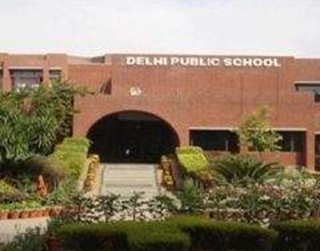 নিমরতের বাবা কোনও দিন মেয়েদের সেনাকর্মীদের সন্তানদের জন্য নির্ধারিত বিশেষ স্কুলে পড়াননি। তিনি চেয়েছিলেন কনভেন্ট বা পাবলিক স্কুলে পড়ুক মেয়েরা। যাতে, সেনাপরিবারের নিরাপত্তার খোলস ছেড়ে বাইরে বেরিয়ে সাধারণ জীবনের সঙ্গে পরিচিতি ঘটে। (ছবি: সোশ্যাল মিডিয়া)