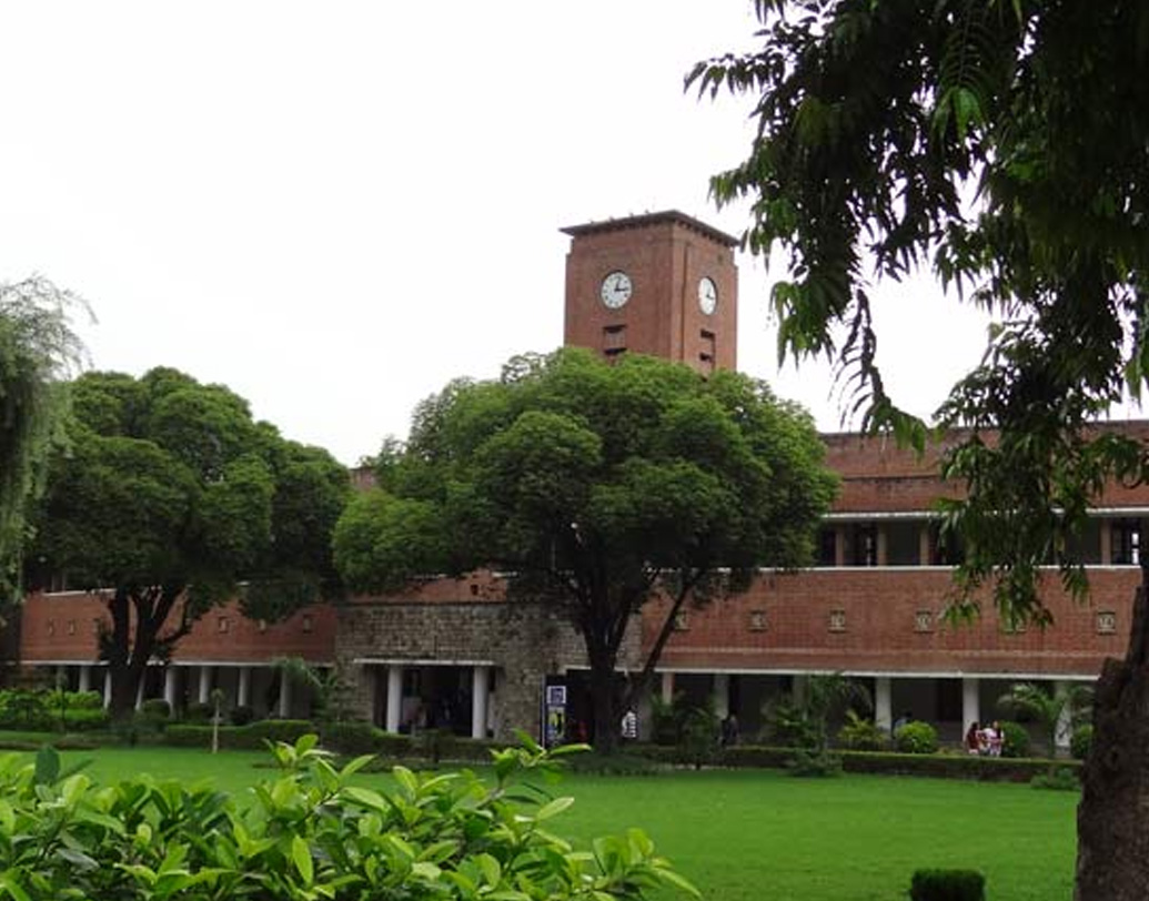 বাবার এই সিদ্ধান্ত পরবর্তী জীবনে খুব সাহায্য করেছিল বলে পরবর্তীকালে এক সাক্ষাৎকারে জানান নিমরত। তিনি নয়ডায় দিল্লি পাবলিক স্কুলের পরে বাণিজ্যে সাম্মানিক স্নাতক হন শ্রী রাম কলেজ অব কমার্স থেকে। (ছবি: সোশ্যাল মিডিয়া)