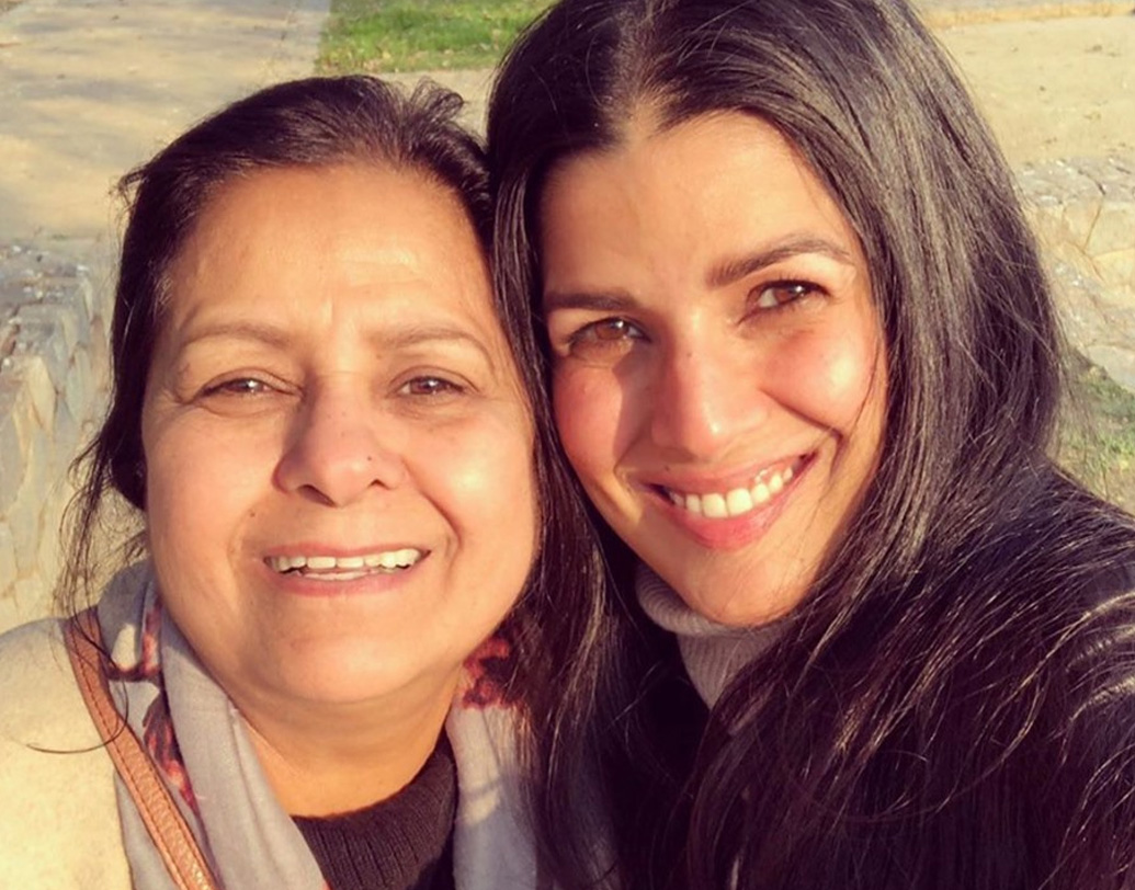 জীবনে যেটুকু পেয়েছেন, তার সিংহভাগ কৃতিত্ব নিমরত দিয়েছেন মাকে। তাঁদের দুই বোনকে মা শিখিয়েছেন সবসময় সামনের দিকে তাকাতে। নিমরতের বোন রুবিনা পেশায় একজন মনোবিদ। (ছবি: সোশ্যাল মিডিয়া)