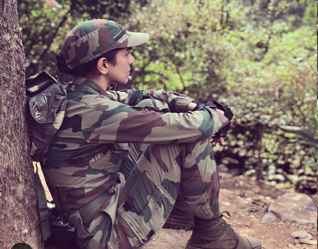 জীবনের প্রতি মুহূর্তে বাবার কথা মনে পড়ে নিমরতের। নিহত মেজর সিংহকে মরণোত্তর শৌর্য চক্রে সম্মানিত করা হয়েছে। এই সম্মান প্রাপ্তির পরে আবার কাশ্মীর গিয়েছিলেন নিমরত, জীবনে দ্বিতীয়বার। ভেরিনাগে গিয়ে নিঃশব্দে উপলব্ধি করছিলেন বাবার উপস্থিতি। (ছবি: সোশ্যাল মিডিয়া)