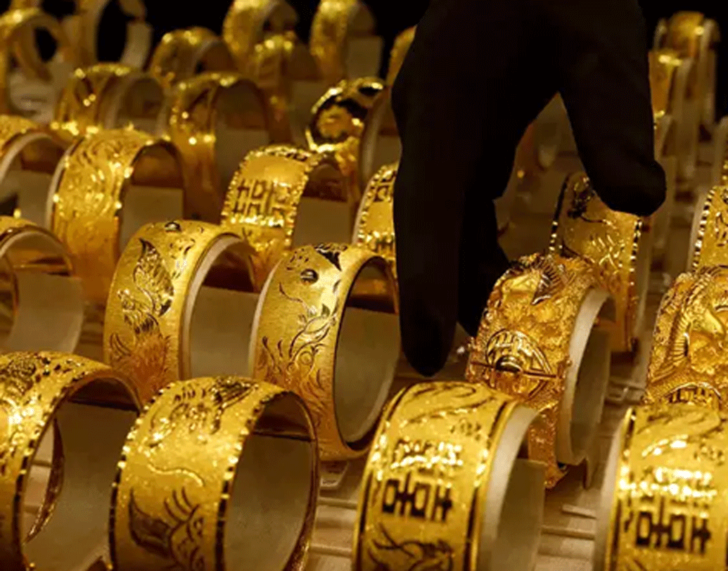 তার উপরে মন্দার কারণে খরিদ্দারদের হাতে নগদ নেই বললেই চলে। যার ফলে এ বছর ধরতেরস উৎসবেও সাধারণ মানুষ সোনার দিকে না গিয়ে পিতল-কাঁসার মতো ধাতু কিনে বাড়ি ফিরছেন। সে তো গেল খুচরো সোনা নিয়ে সাধারণ মানুষের মাথাব্যথার কথা। কিন্তু জানেন কি কোন দেশের ভাঁড়ারে কত সোনা গচ্ছিত রয়েছে? সোনার ভাঁড়ারের বিচারে গ্যালারিতে রইল বিশ্বের প্রথম ১০ দেশ।