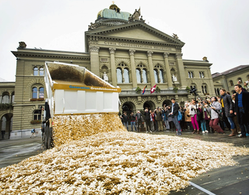 সুইৎজারল্যান্ড: সঞ্চিত সোনার নিরিখে বিশ্বের সপ্তম দেশ সুইৎজারল্যান্ড। দ্বিতীয় বিশ্বযুদ্ধের সময়ই ইউরোপের সোনা ব্যবসার কেন্দ্রবিন্দুতে পরিণত হয় এই দেশ। বর্তমানে সঞ্চিত সোনার পরিমাণ ১০৪০ টন। যার বেশিরভাগই হংকং এবং চিনে সরবরাহ করা হয়।