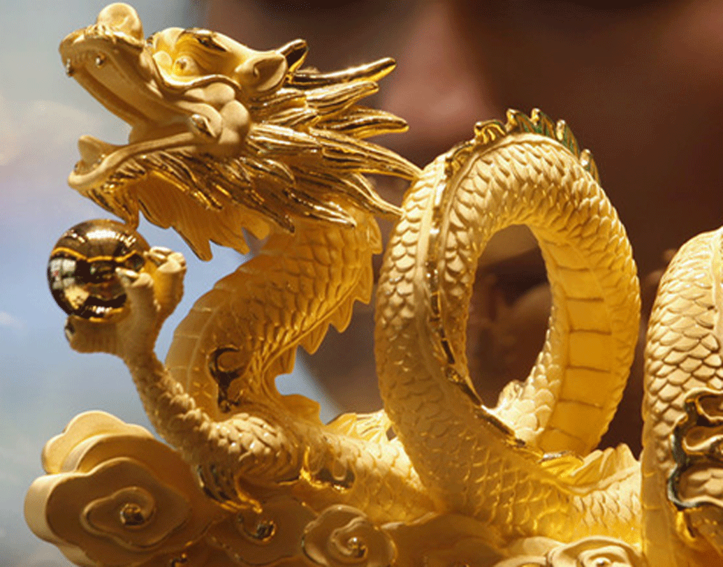 চিন: ষষ্ঠ সোনার দেশ চিন। অন্য দেশ থেকে প্রচুর পরিমাণে সোনা কিনে থাকে চিন। বর্তমানে চিনের পিপলস ব্যাঙ্কে 1936.5 টন সোনা সঞ্চিত রয়েছে।