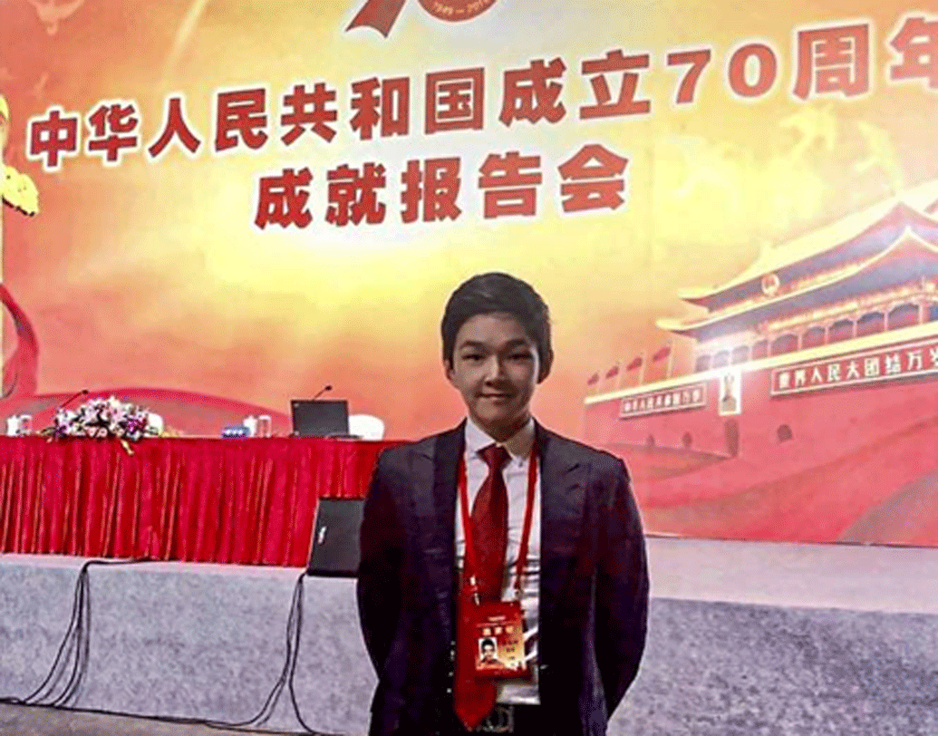 যাঁর কথা বলা হচ্ছে, তিনি মাত্র ২৪ বছরের এক যুবক। সবে পড়াশোনা শেষ করেছেন। কোটি কোটি ডলারের মালিক হওয়ার জন্য একবিন্দুও পরিশ্রম করতে হয়নি তাঁকে। যেন আকাশের চাঁদ নিজে থেকেই তাঁর হাতে চলে এসেছে!