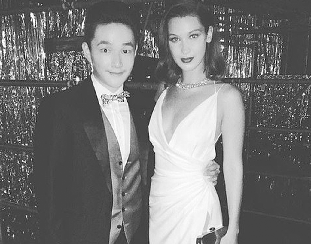 হাতে ‘চাঁদ’ পেয়ে জীবনটাকে এখন অন্য ভাবে উপভোগ করছেন তিনি। কখনও নামী মডেলদের সঙ্গে পার্টি করছেন তো কখনও বিল গেটসদের সঙ্গে একই টেবিলে ওঠাবসা করছেন, তো কখনও নামজাদা অভিনেতার পাশে বসে বাস্কেটবল খেলা দেখছেন।