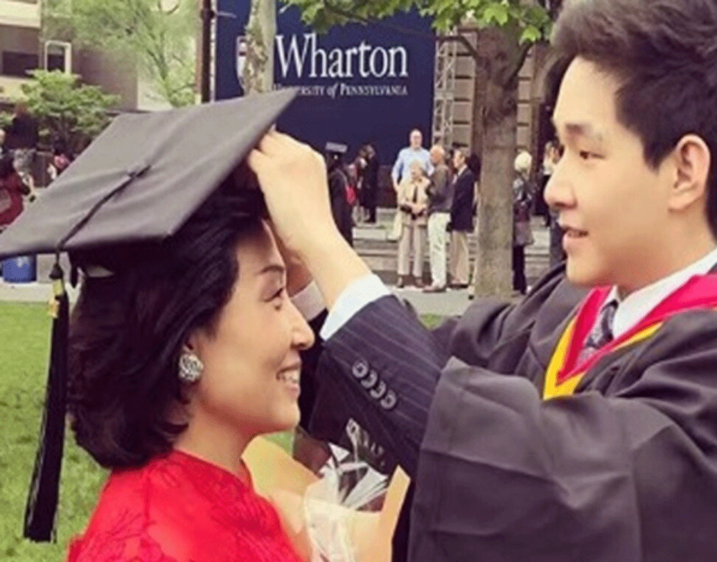 হংকংয়ের স্কুলেই তাঁর পড়াশোনা। পেনসিলভেনিয়ার হোয়ারটন স্কুল থেকে অর্থনীতিতে ডিগ্রি অর্জন করেন তিনি। বেজিংয়ের সিনহুয়া বিশ্ববিদ্যায়ের স্কলার ছিলেন তিনি।