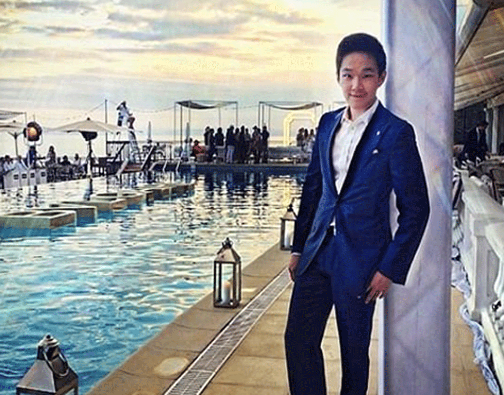 জানতে ইচ্ছা করছে তো কী ভাবে রাতারাতি কোটি কোটিপতি হয়ে উঠলেন এই যুবক? আসলে, ৩৮৮ কোটি ডলার উপহার পেয়েই রাতারাতি বিলিয়নেয়ার হয়ে গিয়েছেন এরিক।