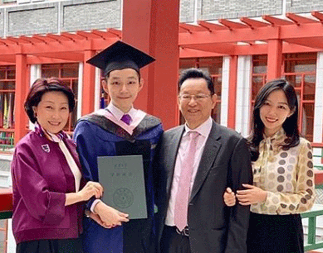 এরিকের বাবার পারিবারিক ব্যবসা। সাইনো বায়োফার্মাসিউটিকল লিমিটেডের প্রতিষ্ঠাতা তাঁর বাবা-ই। আর তাঁর মা সংস্থার এগজিকিউটিভ ডিরেক্টর।