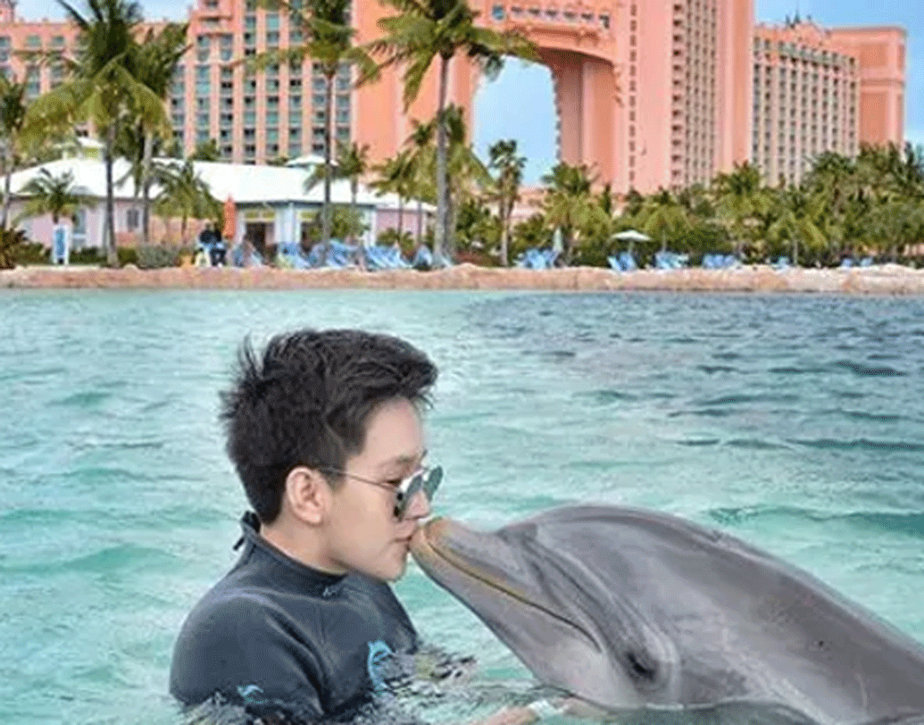 তাঁর সম্পত্তি রাতারাতি স্টারবাকস্-এর প্রতিষ্ঠাতা হোয়ার্ড এবং স্ন্যাপচ্যাট-এর সিইও ইভানের থেকেও বেশি হয়ে গিয়েছে।