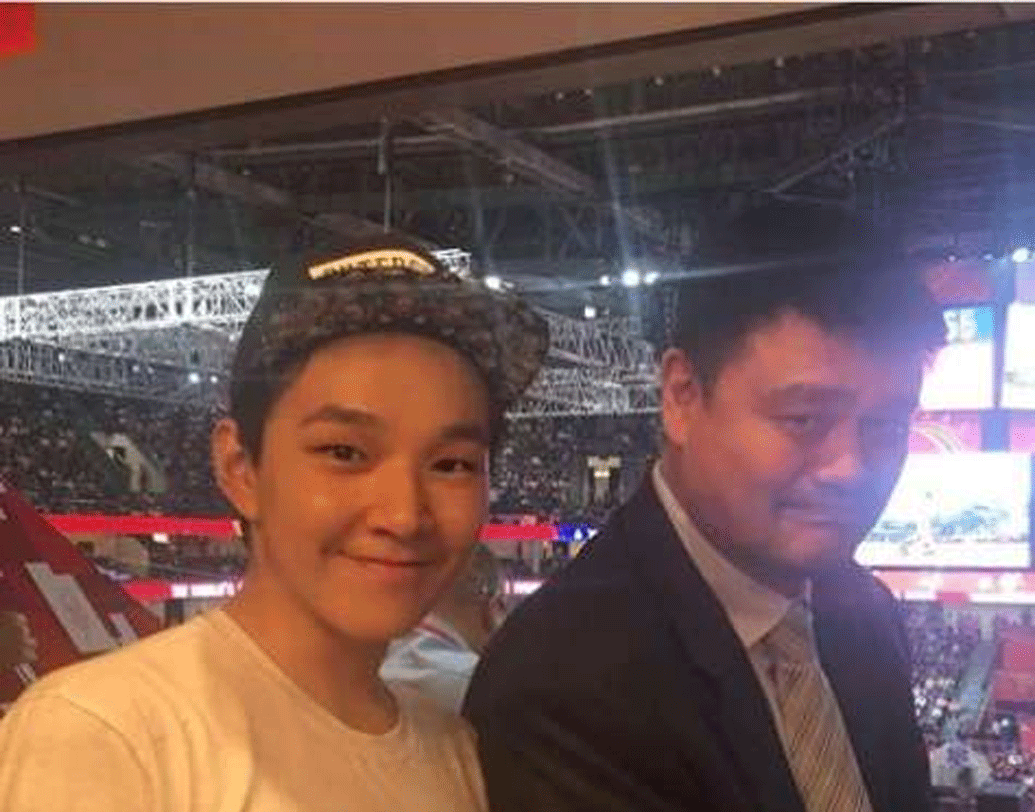 ফোর্বস ম্যাগাজিন অনুসারে, এই উপহার তাঁকে বিশ্বের প্রথম প্রথম সাড়ে পাঁচশো জন ধনীর তালিকায় নিয়ে এসেছে।