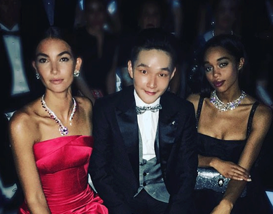 ঘুরতে ভীষণ পছন্দ করেন এই কোটিপতি যুবক। কখনও দুবাই, কখনও রাশিয়া তো কখনও প্যারিসে চলে যান। সোশ্যাল মিডিয়ায় তাঁর ১০ হাজার ফলোয়ারের জন্য ছবি তুলতে কখনও ভোলেন না এরিক।