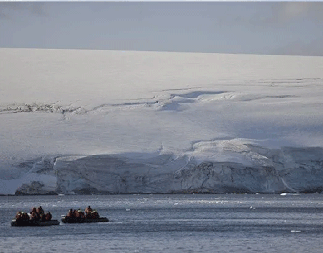 ২০১৬ সালে তাঁদের দলকে অ্যান্টর্কটিকায় পৌঁছে দেওয়া হল। মঙ্গলা জানিয়েছেন, এতটাই ঠান্ডা ছিল যে, ক্যাম্পের বাইরে বিশেষ পোশাক পরেও দুই ঘণ্টার বেশি থাকা যেত না। তাঁরা নিজেদের মধ্যে কাজ ভাগ করে নিয়েছিলেন। বিনোদনের জন্য মাঝে মধ্যে চিন-রাশিয়ার দলের সঙ্গে প্রতিযোগিতারও ব্যবস্থা করেছিলেন।