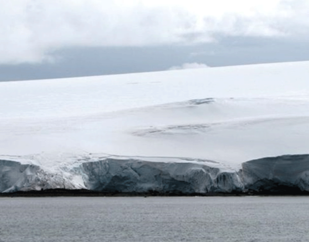 গ্রীষ্মকালে বরফ গললে খাবার দিয়ে যেত জাহাজ। তাঁরা যা খেতেন সেগুলোই সরবরাহ করা হত। চাল, ডাল, মাছ, মাংস, সব্জি, ফল, প্যাকেটজাত বিভিন্ন খাবার, দুধ, মাখন, পাউরুটি, জ্যাম, মিষ্টি সবই তাঁদের যথেষ্ট পরিমাণে সরবরাহ করা হত।