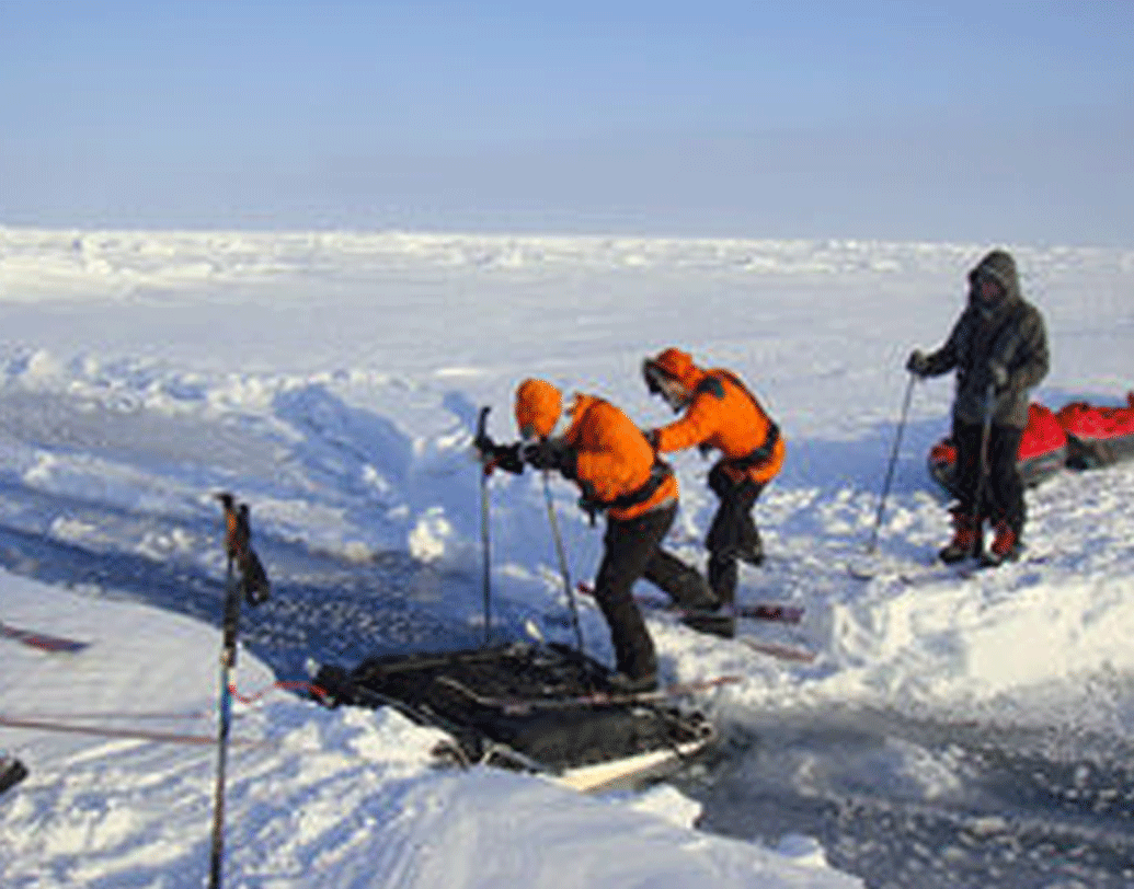 ছোট থেকেই মানুষের জন্য কিছু করার ইচ্ছা ছিল মঙ্গলার। হায়দরাবাদের সৈফাবাদে বড় হয়েছেন তিনি। সেখানেই পড়াশোনা। ইসরোর প্রবেশিকা পরীক্ষায় সফল হন। কিন্তু বাবা-মা মেয়েকে ছাড়তে রাজি ছিলেন না।