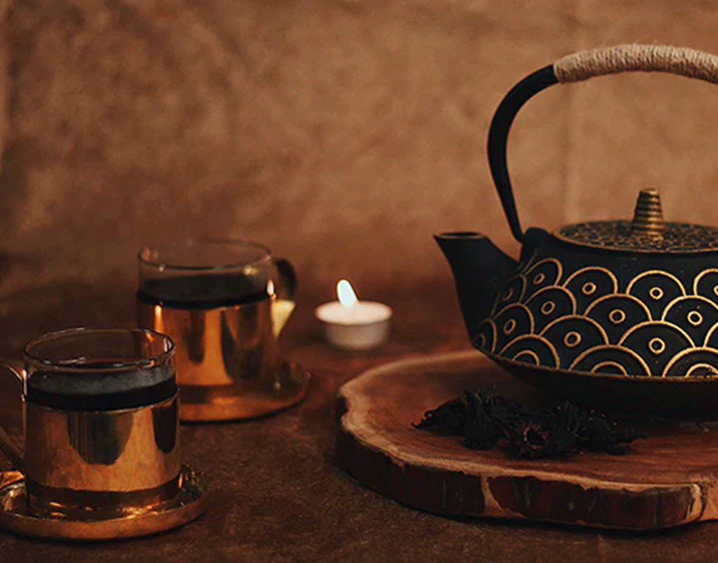 শিনীলের বাবা-মা তাঁকে নিয়ে ভীষণ গর্বিত ছিলেন। কিন্তু শিনীল একেবারেই কাজ নিয়ে খুশি ছিলেন না। তাঁর বিউটি প্রোডাক্ট বিক্রির ব্যবসাও ডুবতে শুরু করেছিল তত দিনে।