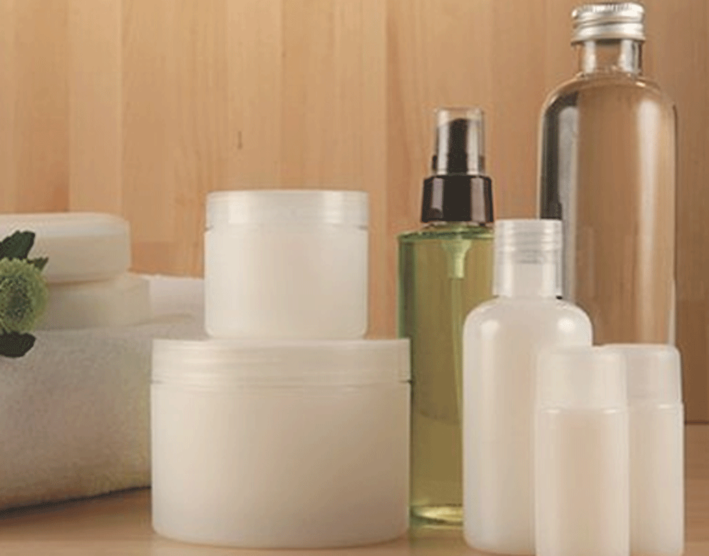 বাবা-মার বিরুদ্ধে গিয়েই চাকরি ছেড়ে পুরোদমে তাঁর পুরনো বিউটি প্রডাক্টের ব্যবসাই শুরু করেন শিনীল। প্রথম দিকে তাঁর ব্যবসা একদমই ভাল যাচ্ছিল না।