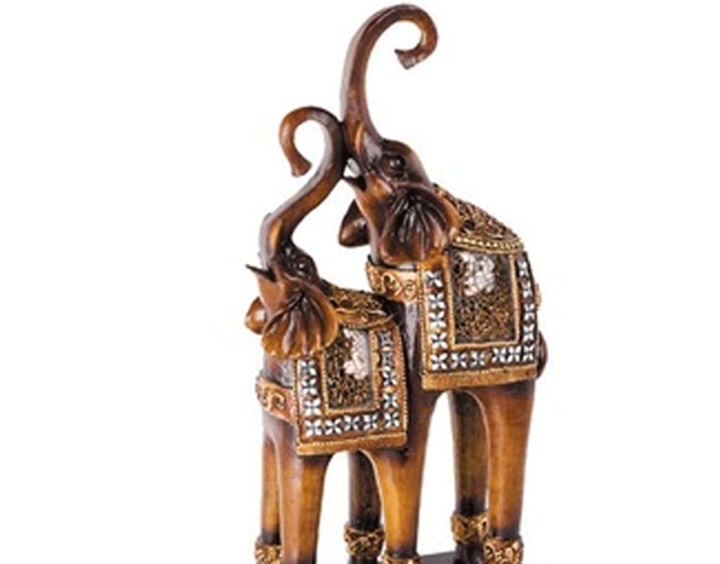 এই একই হাতি শিনীল দেখেছিলেন তাঁর ব্যবসায় সহযোগী এক ব্যক্তির বাড়িতে। ওই ব্যক্তি শিনীলের প্রোডাক্টের জন্য প্যাকিং বাক্স বানাতেন। তিনি এ রকম হাতিও বানাতেন। প্রতি হাতির দাম নিতেন মাত্র ২২ টাকা।