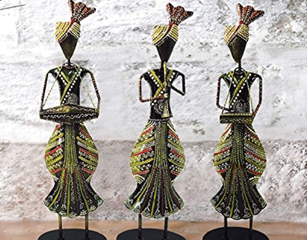 ব্যবসায়িক বুদ্ধি বোধহয় একেই বলে। সঙ্গে সঙ্গে শিনীল তাঁর ব্যবসার পরবর্তী ধাপটা চিনে ফেললেন। ওই ব্যক্তির কাছেই অর্ডার দিয়ে এ রকম ঘর সাজানোর নানা জিনিস তৈরি করিয়ে বিক্রি শুরু করেন।