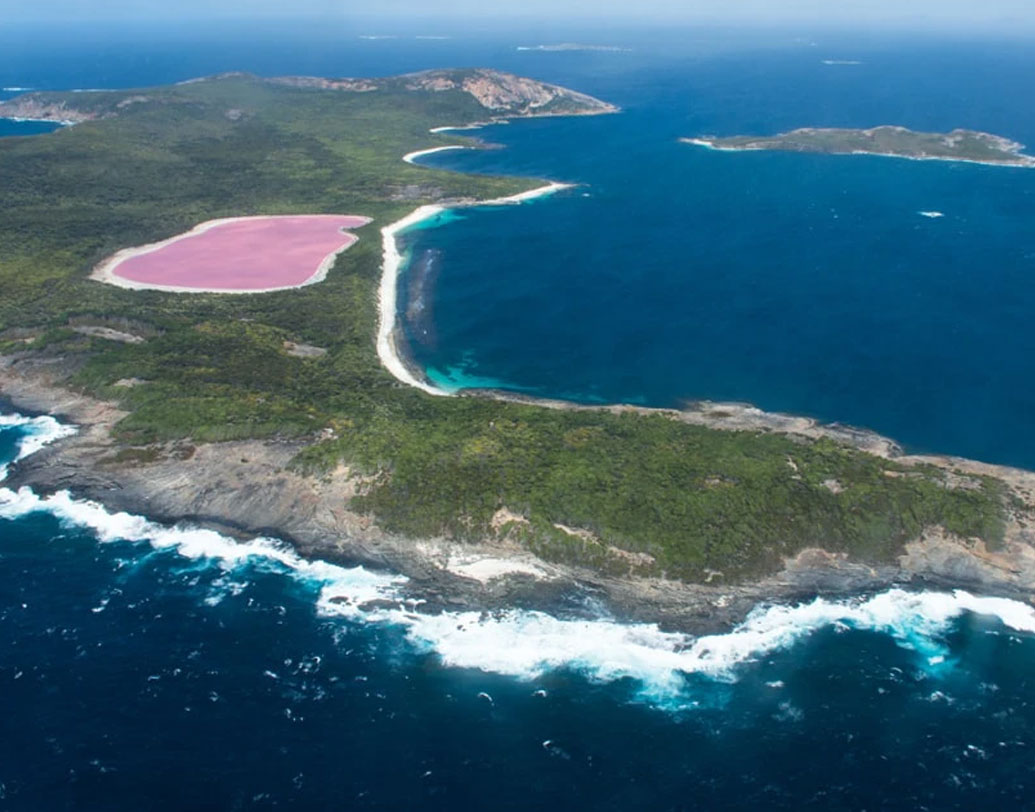 তা হলে এখানে পর্যটকদের ভিড় দেখা যায় না কেন? আসলে এক্কেবারে ছোট্ট এই দ্বীপে পৌঁছনো খুব একটা সহজ নয়। বোট বা হেলিকপ্টারে যাওয়া গেলেও দ্বীপটি বেশি দুর্গম।