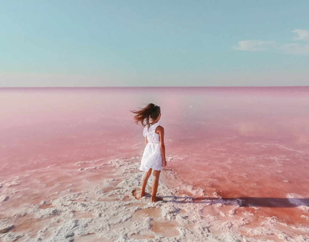 হিলিয়ার লেকের জল গোলাপি রঙের কেন? এ নিয়ে কৌতূহলের অন্ত নেই। দীর্ঘ দিন ধরে বিজ্ঞানীরা এর কারণ খুঁজে চলেছেন।