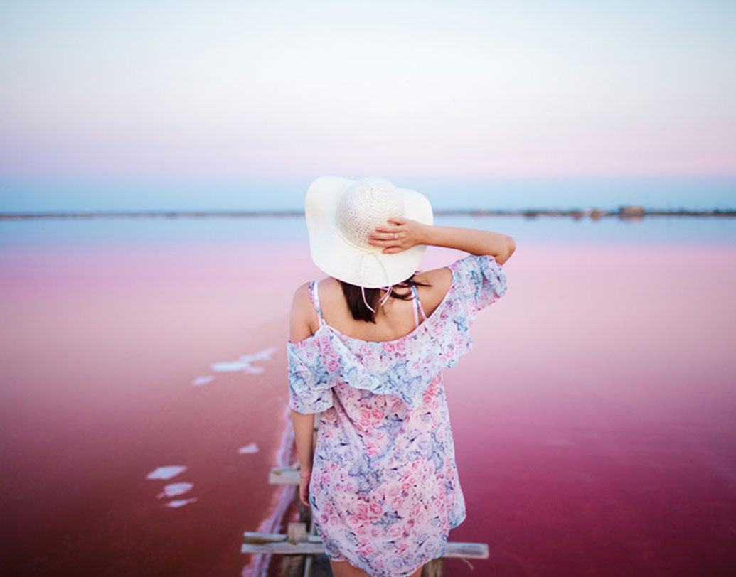 অনেকেই ভাবতেন, লেক হিলিয়ারে লবণের পরিমাণ বেশি হওয়াতেই তার জলের রং নীল নয়। অনেকের আবার মত ছিল, ওই লেকে মাইক্রোঅ্যালগি বেশি থাকাতেই তার রং গোলাপি। তবে সম্প্রতি সে রহস্য ভেদ হয়েছে।