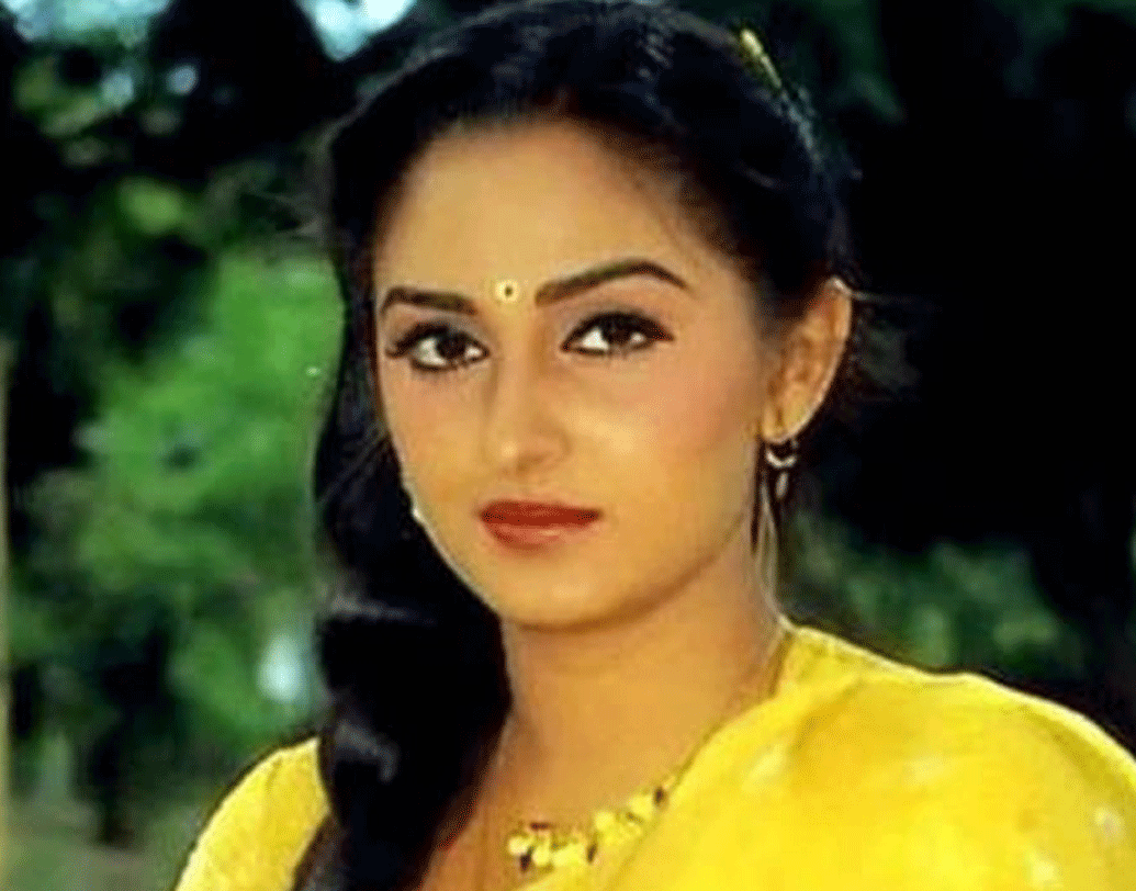 যাঁকে ভালবেসে ঘর ছেড়েছিলেন, তিনি কিন্তু ঘর ছেড়ে জয়প্রদার হাত ধরে বেরিয়ে আসেননি। তাই বিয়ে করেও জয়াপ্রদা আইনত স্ত্রী হতে পারেননি কোনও দিনই। স্বামীর সংসারে সারা জীবন তৃতীয় ব্যক্তি হয়েই রয়ে গিয়েছেন।