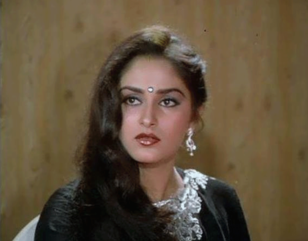 জয়াপ্রদার আসল নাম ললিতা রানি। অন্ধ্রপ্রদেশের রাজামুন্দ্রী শহরে জন্ম জয়াপ্রদার। বাবা কৃষ্ণ রাও ছিলেন তেলুগু ফিল্মের প্রযোজক। ছোটবেলা থেকে তাঁর মায়ের ইচ্ছা ছিল মেয়েকে বড়পর্দায় দেখা। তাঁর জন্য মেয়েকে ছোট থেকেই নাচের ক্লাসে ভর্তি করিয়ে দেন।