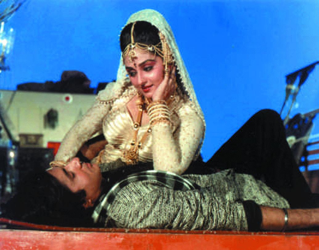 স্কুলের একটা নাচের অনুষ্ঠানে তাঁকে দেখে ওই তেলুগু ফিল্মে তিন মিনিটের নাচের দৃশ্যের জন্য সই করান পরিচালক। পাঁচটি আলাদা ভাষার ফিল্মে অভিনয় করেছেন তিনি।