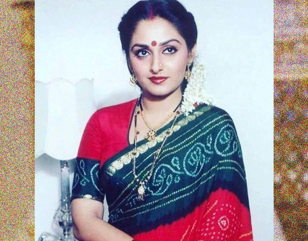 এরপরই আয়কর দফতরের নজরে পড়েন তিনি। কর সংক্রান্ত একাধিক অভিযোগ থেকে নিষ্কৃতি পেতে অনেক কাঠখড় পোড়াতে হয় তাঁকে। সে সময়ই তাঁকে মানসিক সমর্থন দিতে শুরু করেন পরিচালক শ্রীকান্ত নাহাতা।