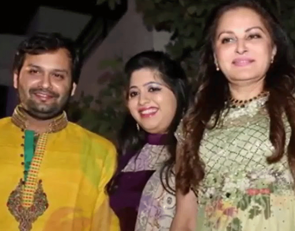 তখন ঢালের মতো সমস্ত বিপদ থেকে তাঁকে রক্ষা করতেন শ্রীকান্ত। দু’জনে খুব ভাল বন্ধু হয়ে যান। ক্রমে তাঁদের মধ্যে ঘনিষ্ঠতা বাড়তে শুরু করে। কিন্তু তাঁদের প্রেমে বাধা ছিল শ্রীকান্তের পরিবার।