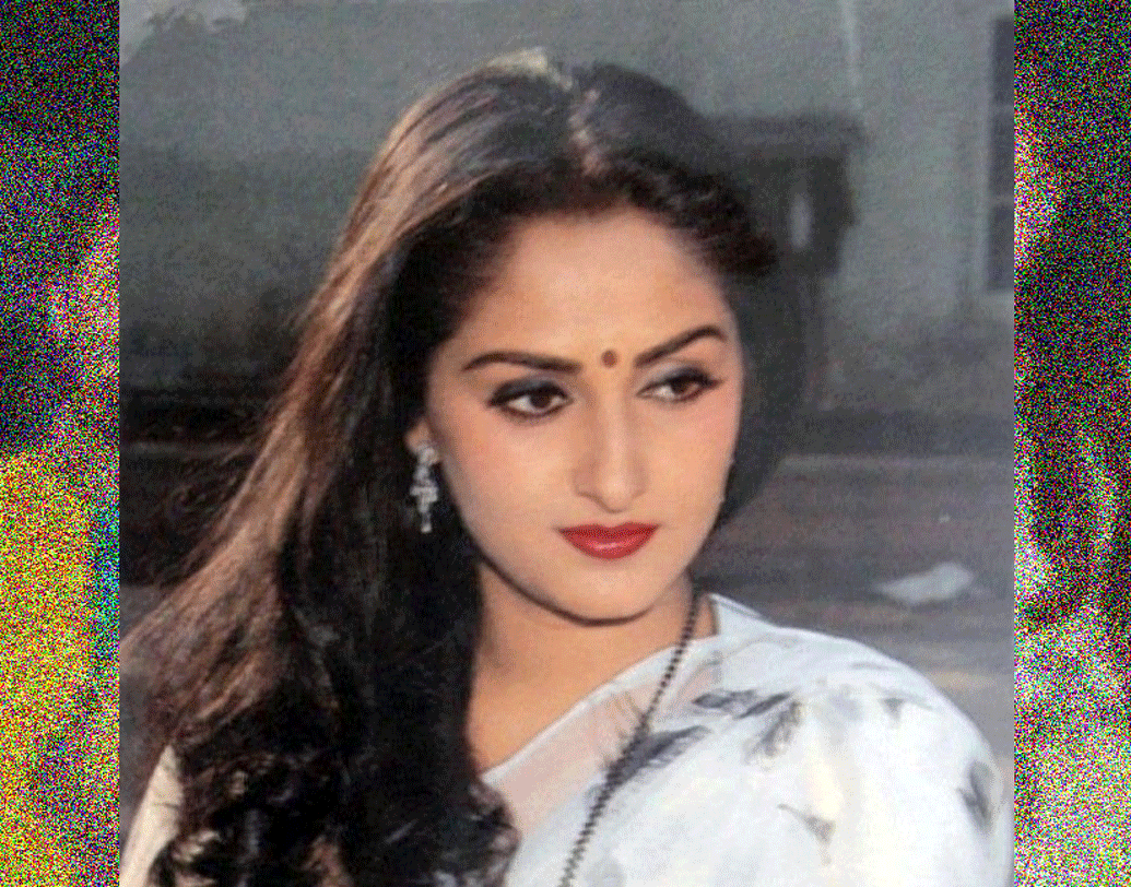 প্রথম প্রথম জয়ার বিশ্বাস ছিল, শ্রীকান্ত তাঁর প্রথম স্ত্রীকে ছেড়ে তাঁর কাছে চলে আসবেন। তাঁদের সম্পর্ক আইনি স্বীকৃতি পাবে। কিন্তু তা আর হয়নি। শ্রীকান্ত কোনওদিন তাঁর স্ত্রীকে ডিভোর্স দেননি। বাড়ি ছেড়ে পুরোপুরি জয়ার কাছেও চলে আসেননি।