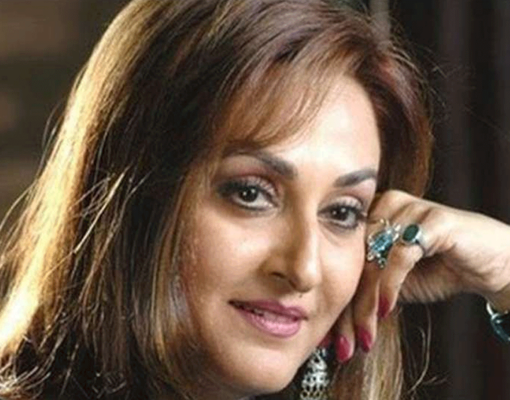 আরও আশ্চর্যের বিষয় ছিল, শ্রীকান্তের স্ত্রী এই বিষয় নিয়ে কোনও উচ্চবাচ্য করেননি। একসময় শোনা গিয়েছিল, জয়া আর শ্রীকান্তের স্ত্রীর মধ্যে নাকি সমঝোতা হয়েছে, শ্রীকান্ত তাঁদের দু’জনকেই সমান সময় দেবেন। কিন্তু এই বিষয়ও কেউ কোনও দিন মুখ খোলেননি।