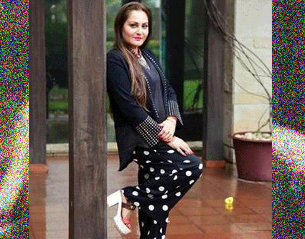 স্ত্রীর মর্যাদা না পাওয়ায় কোনওদিন শ্রীকান্তের সন্তানের মা-ও হতে পারেননি জয়াপ্রদা। মাতৃত্ব উপভোগ করার জন্য বোনের ছেলেকে দত্তক নিয়েছিলেন তিনি। শ্রীকান্তের সঙ্গে সম্পর্ক তাঁর কেরিয়ারেও প্রভাব ফেলেছিল ভীষণ ভাবে। পরে ফিল্ম ছেড়ে রাজনীতিতে যোগ দেন তিনি।