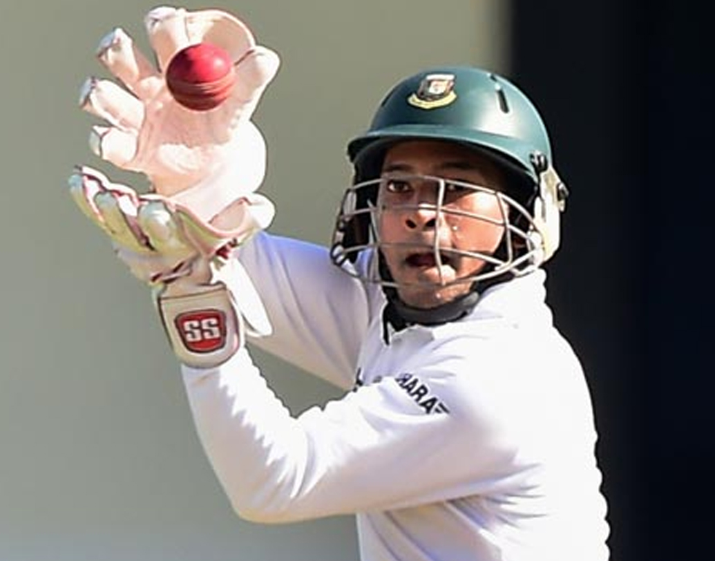 মুশফিকুর রহিম: শুধু উইকেটরক্ষকই নন, মুশফিকুর নির্ভরযোগ্য ব্যাটসম্যানও। ৬৭ টেস্টে ৩৪.৭৩ গড়ে ৪০২৯ রান রয়েছে তাঁর। ছয়টি সেঞ্চুরির পাশাপাশি রয়েছে ১৯টি হাফ-সেঞ্চুরি। ক্যাচ নিয়েছেন ১০৩টি। স্টাম্পিং করেছেন ১৫টি। বাংলাদেশের ক্রিকেটার হওয়ায় ভারতীয় কন্ডিশনের সঙ্গেও পরিচিত।