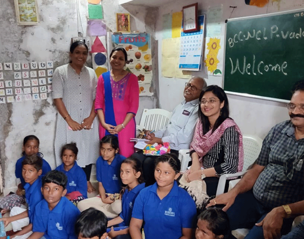 আমদারার একটি ছোট হিন্দি মিডিয়াম স্কুলে পড়তেন সুরভি। ছোট থেকেই তাঁর এমন কোনও কাজ করার ইচ্ছা ছিল, যেখানে প্রচুর সম্মান পাওয়া যায়। আর ভাল কিছু করতে গেলে তো ভাল পড়াশোনা করতে হবে। তাই ছোট থেকেই পড়াশোনায় খুব মন ছিল তাঁর।