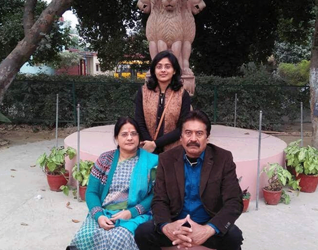 সুরভি জানিয়েছেন, দশম শ্রেণিতে বোর্ডের পরীক্ষায় ভাল রেজাল্ট তাঁকে যেন তাঁর গ্রামে সেলিব্রিটি করে তুলেছিল। গ্রামের অনেক কিছু তিনি বদলাতে চাইতেন। গ্রামে একটা ভাল ওষুধের দোকান হোক, প্রতিটা বাড়িতে বিদ্যুত্ পৌঁছে যাক, এমন বেশ কিছু প্রাথমিক এবং অত্যন্ত গুরুত্বপূর্ণ বিষয়গুলোকে গ্রামে আনতে চেয়েছিলেন তিনি। ভেবেছিলেন, এটা তখনই সম্ভব যদি তিনি কালেক্টর হন।