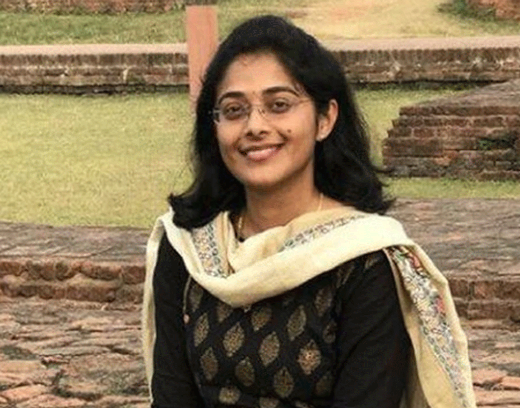 এমন অনেক স্বপ্ন নিয়ে ভোপালে ইঞ্জিনিয়ারিং পড়তে যান সুরভী। তিনিই আমদারার প্রথম মহিলা, যিনি গ্রামের বাইরে পড়তে গিয়েছিলেন। গ্রামের অন্যান্য মেয়ের ভবিষ্যত্ সুরভির উপরই নির্ভর করছিল। সুরভি নিজেকে প্রমাণ করতে না পারলে, চিরকাল মেয়েরা ওই গ্রামেই বন্দি হয়ে থাকতেন।