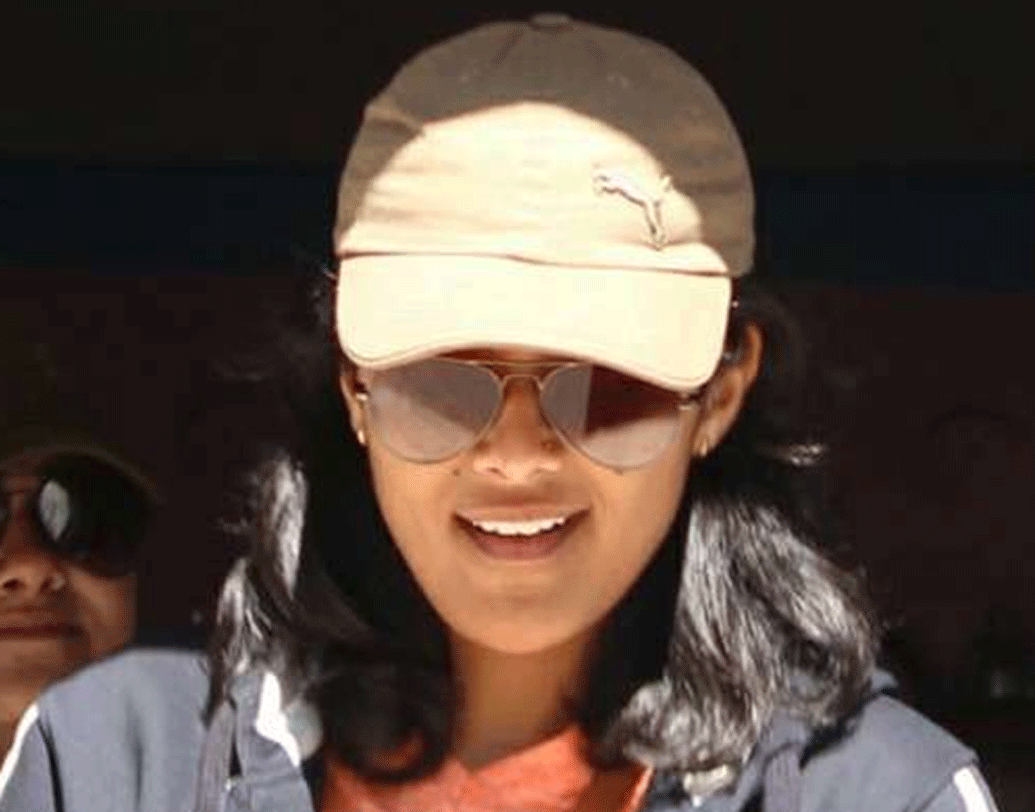 সুরভি জানতেন, তাঁকে ভাল পড়াশোনা করতেই হবে। কিন্তু মধ্যপ্রদেশের প্রত্যন্ত গ্রামের মেয়ে কলেজের প্রথম দিনেই ভেঙে পডেছিলেন। কলেজের সকলেই ইংরাজিতে কথা বলছিলেন। সুরভি হিন্দি মিডিয়াম স্কুলের মেয়ে। পড়াশোনায় ভাল হলেও অনর্গল ইংরাজি বলতে তিনি পারতেন না।