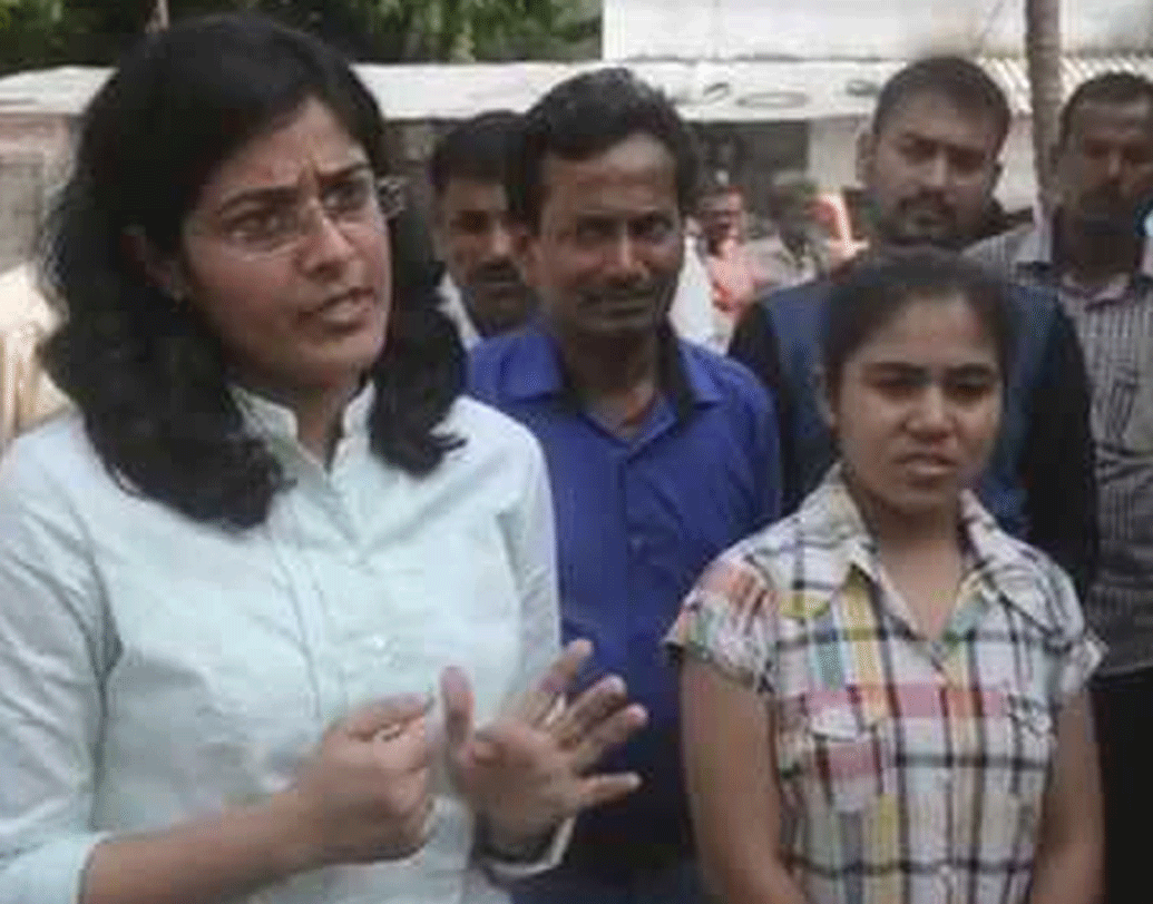 কলেজে প্রথম দিনে তাঁকে নিজের পরিচয় দিতে বলেন শিক্ষিকা। সঙ্গে পদার্থবিদ্যার একটি প্রশ্নের উত্তরও জিজ্ঞাসা করেন। প্রশ্নটা কঠিন ছিল না, কিন্তু ইংরাজিতে কোনওটাই বলতে পারেননি সুরভি। ক্লাসে যেন বোকার মতো দাঁড়িয়েছিলেন।