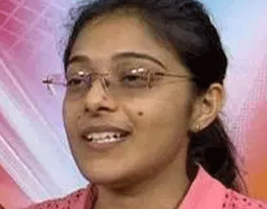 অত্যন্ত অপমানিত হয়েছিলেন, নিজের ঘরে ফিরে এসে অঝোরে কেঁদেছিলেন সে দিন। স্থির করে নিয়েছিলেন, ব্যাগ গুছিয়ে গ্রামে ফিরে যাবেন। কিন্তু ফোনে বিষয়টা শোনার পর মা তাঁকে মনে করিয়ে দিয়েছিলেন, সুরভি যদি ফিরে আসেন, তা হলে গ্রামের মেয়ে অন্যান্য মেয়েদের জন্যও দরজা চিরকালের জন্য বন্ধ হয়ে যাবে।