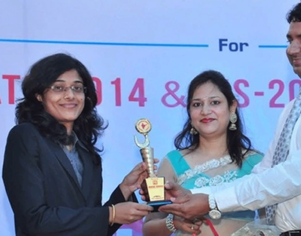 ছ’মাস পর ইন্ডিয়ান ইঞ্জিনিয়ারিং সার্ভিস পরীক্ষাও পাশ করে ফেলেন। এই পরীক্ষায় দেশের মধ্যে প্রথম হন তিনি। কিন্তু তবু যেন সুরভির মনে হতে থাকল কিছু একটা কম রয়েছে তাঁর জীবনে। সুরভির মা-ই একদিন তাঁকে মনে করিয়ে দেন তাঁর ছোটবেলার সেই ইচ্ছার কথা।