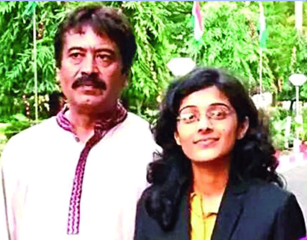 সুরভি তখন রেলের চাকরিতে যোগ দিয়েছেন। সারাদিন কাজের পর বাড়ি ফিরে আইএএস-র পড়াশোনা করতেন। অবসর সময়ের প্রতিটা মিনিট কাজে লাগাতেন তিনি। এক সময়ে মনে হয়েছিল এ ভাবে সম্ভব নয়।