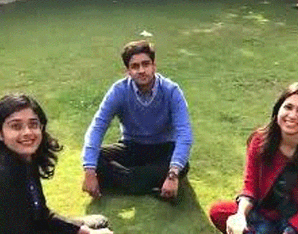 তাঁর মা তখন নিজের জীবনের গল্প শুনিয়েছিলেন। সুরভির মা ২৩ বছর বয়সে তিন সন্তানের মা হয়ে গিয়েছিলেন। সবচেয়ে ছোট সন্তানের বয়স ছিল তখন ১০ মাস। সেই অবস্থায় বাড়ির কাজ, সংসারের কাজ, সন্তানদের জন্য সব করে ১০ কিলোমিটার দূরে কাজে যেতেন তিনি। সুরভির জীবনে সে সব দায়িত্ব নেই, তা হলে তাঁর পক্ষে কেন সম্ভব নয়!