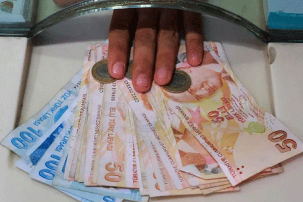 কাকার মৃত্যুর যাবতীয় কাজকর্ম সেরে ইতালির সেন্ট্রাল ব্যাঙ্কে ১০ কোটি লিরা নিয়ে হাজির হন ক্লডিয়া। (প্রতীকী ছবি)