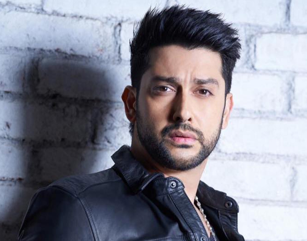 ইন্ডাস্ট্রিতে আফতাবের ঘনিষ্ঠ বলে পরিচিত বিক্রম ভট্ট। তাঁকে ‘মেন্টর’ বলে মানেন আফতাব। বিক্রমের অভিযোগ, আফতাবের জীবন ব্যাহত হয় আমনা শরিফের জন্য। আফতাবকে নাকি নিজের প্রয়োজনে ‘ব্যবহার’ করেছিলেন আমনা। পরে আমনা বিয়ে করেন প্রযোজক অমিত কপূরকে। (ছবি : সোশ্যাল মিডিয়া)