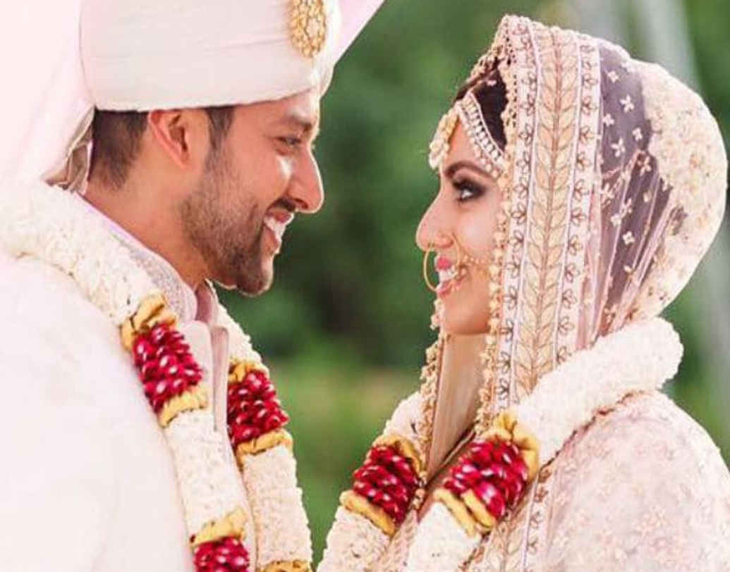 আমনার কাছ থেকে প্রত্যাখ্যাত হওয়ার পরে আফতাবের জীবনে আসেন নিন দুসাঞ্জ। তাঁকেই আফতাব বিয়ে করেন ২০১৪ সালের ৫ জুন। একান্ত ঘরোয়া সেই অনুষ্ঠানে আমন্ত্রিত ছিলেন শুধুই দুই পরিবারের সদস্যরা। (ছবি : সোশ্যাল মিডিয়া)